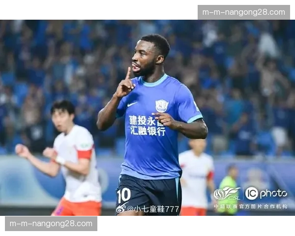 特写：沧州雄狮外援奥斯卡进球后，冲向场边与患病小球童庆祝。